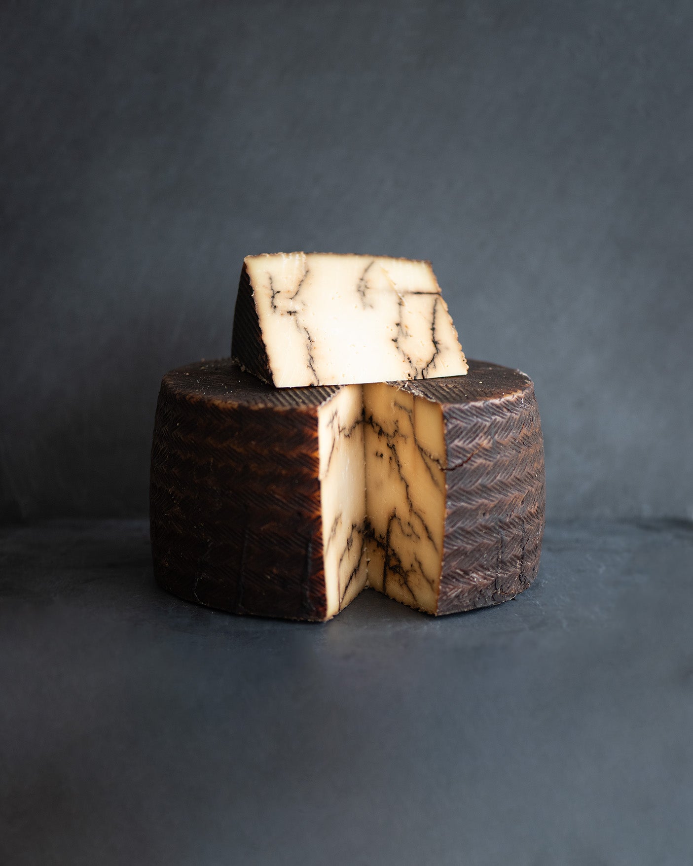 Tomme de brebis aux olives noires